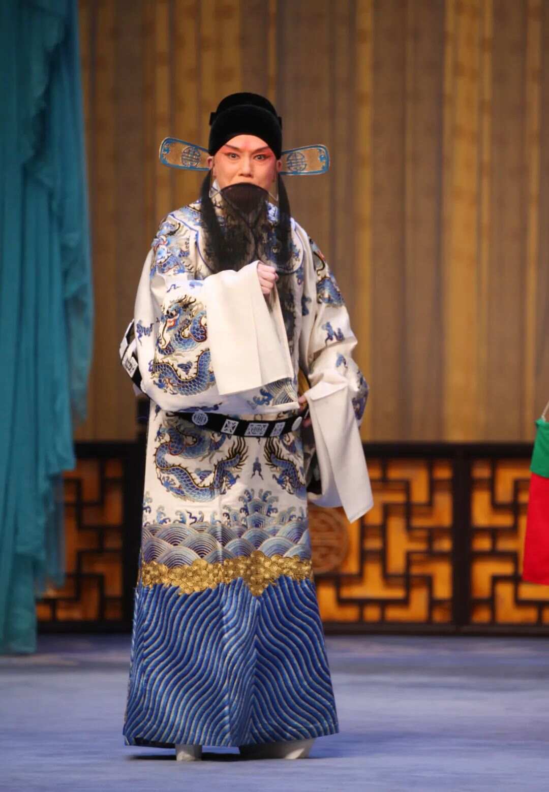 京剧演员王平的奋斗历程，从变化、学习到自信的力量展现艺术之路的辉煌旅程