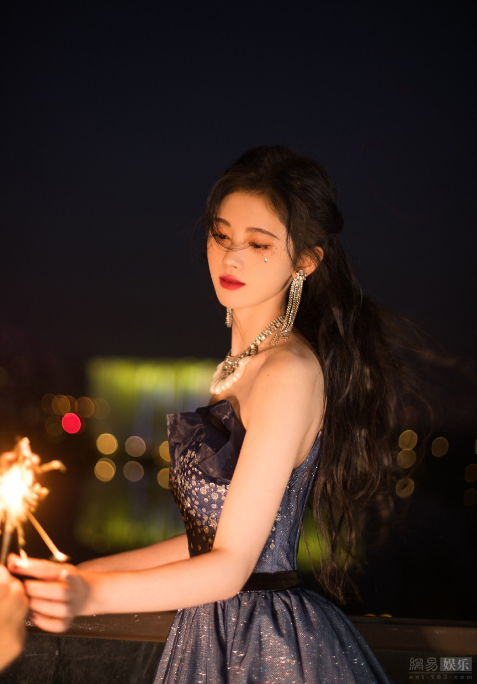 鞠婧祎最新胸部照片引发公众多元解读