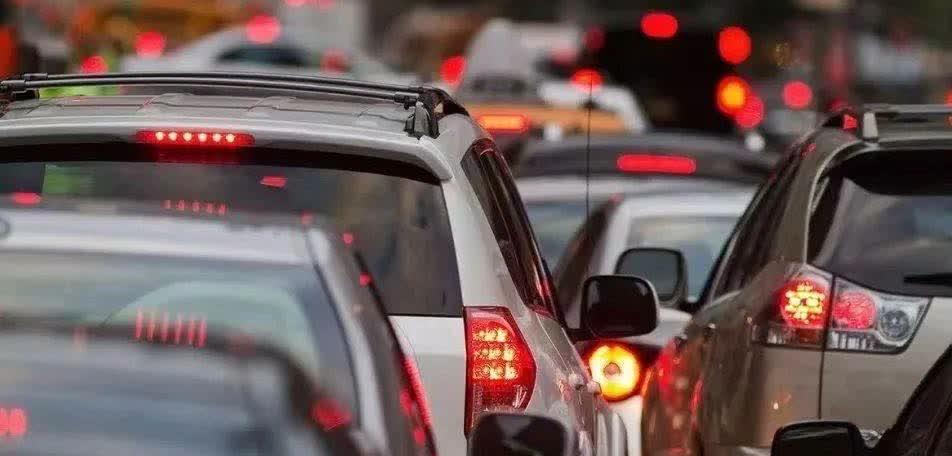 高速实时路况更新与小巷深处的惊喜邂逅
